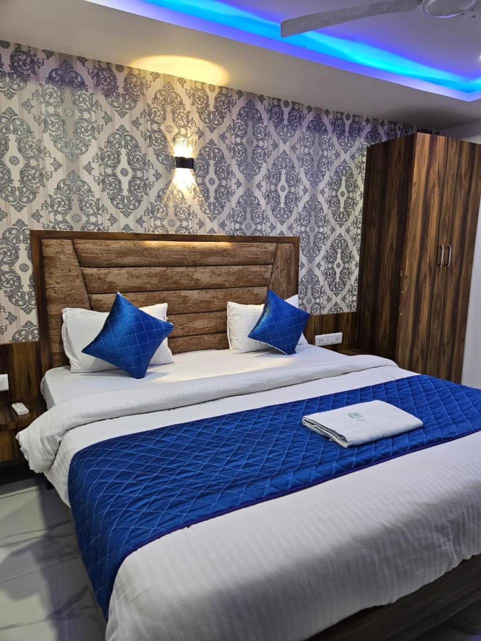 Hotel Ozone,อาเมดาบัด ภายนอก รูปภาพ