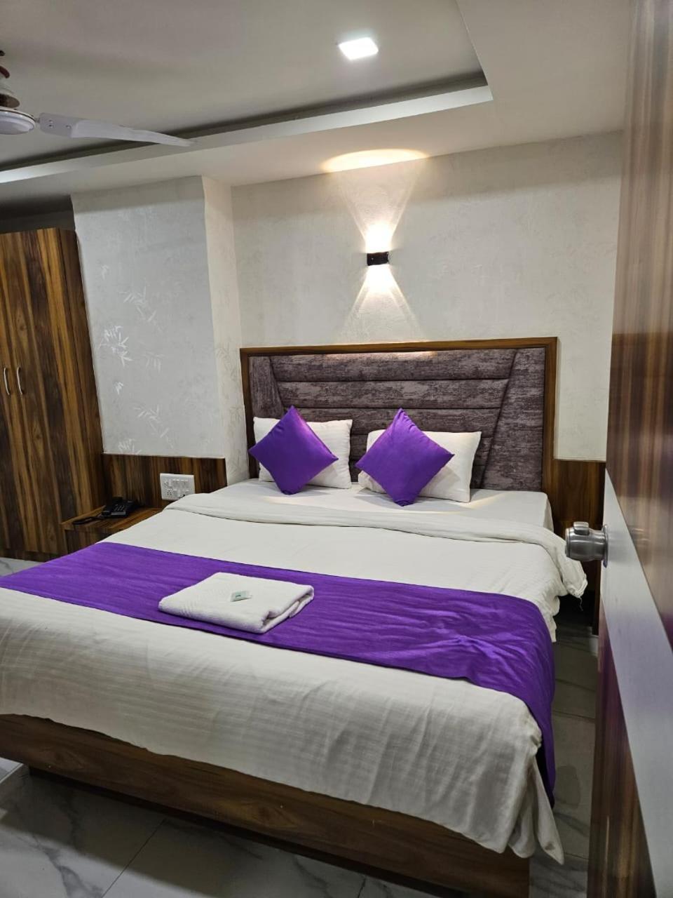 Hotel Ozone,อาเมดาบัด ภายนอก รูปภาพ
