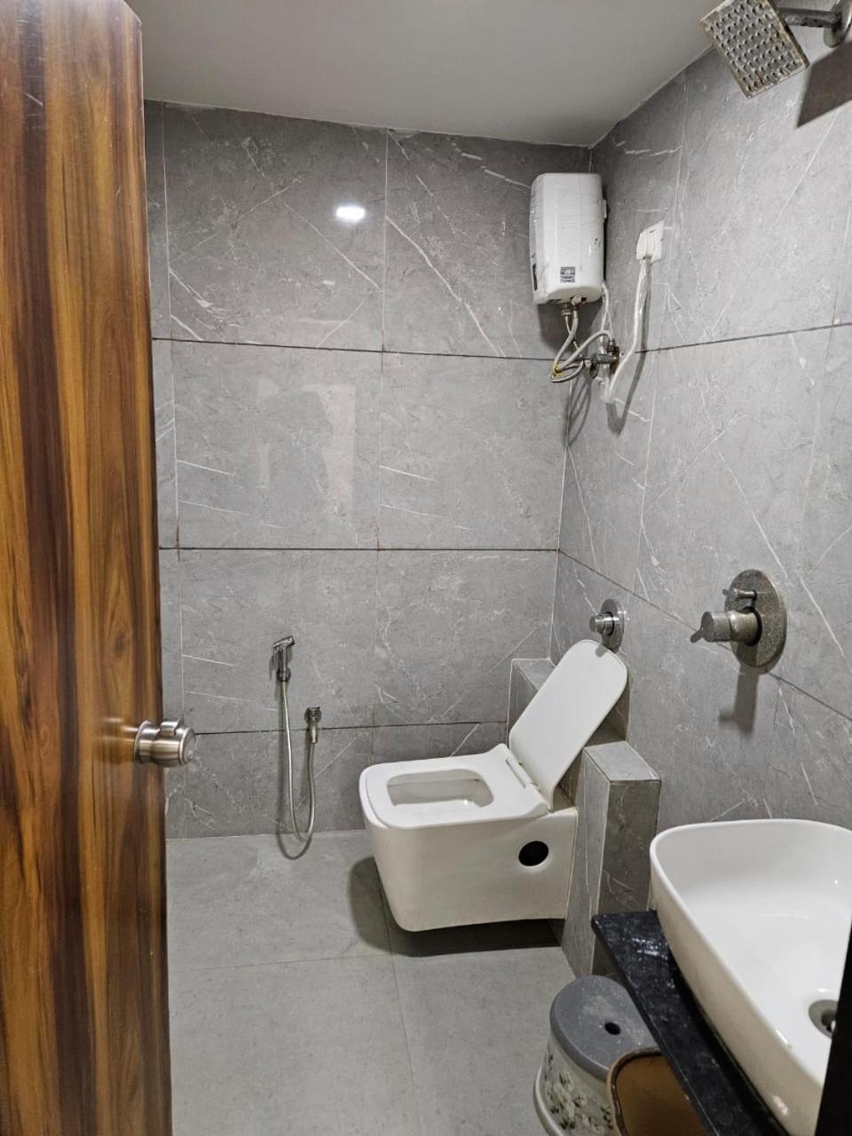 Hotel Ozone,อาเมดาบัด ภายนอก รูปภาพ