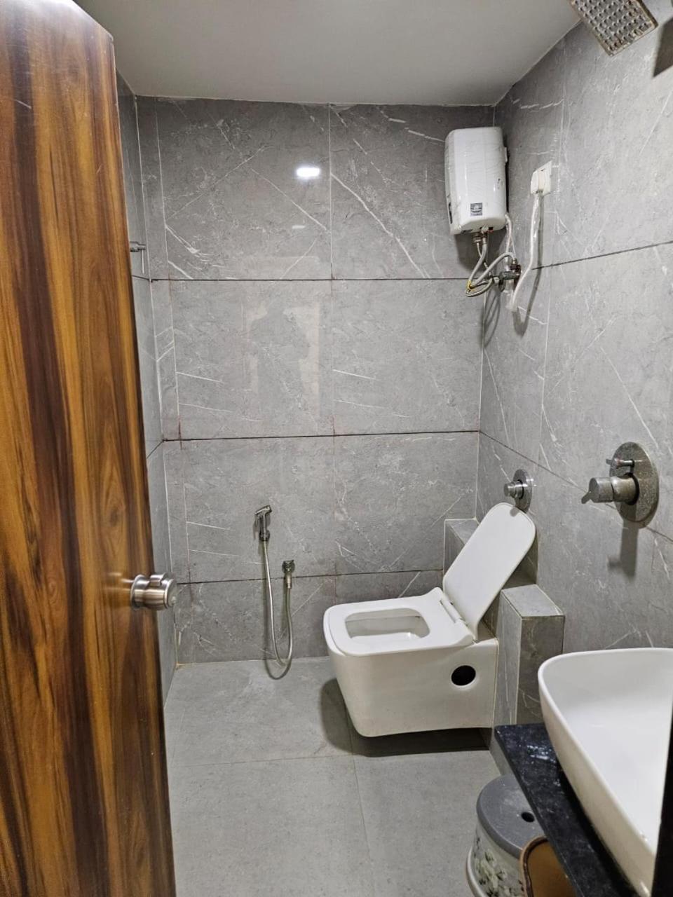 Hotel Ozone,อาเมดาบัด ภายนอก รูปภาพ