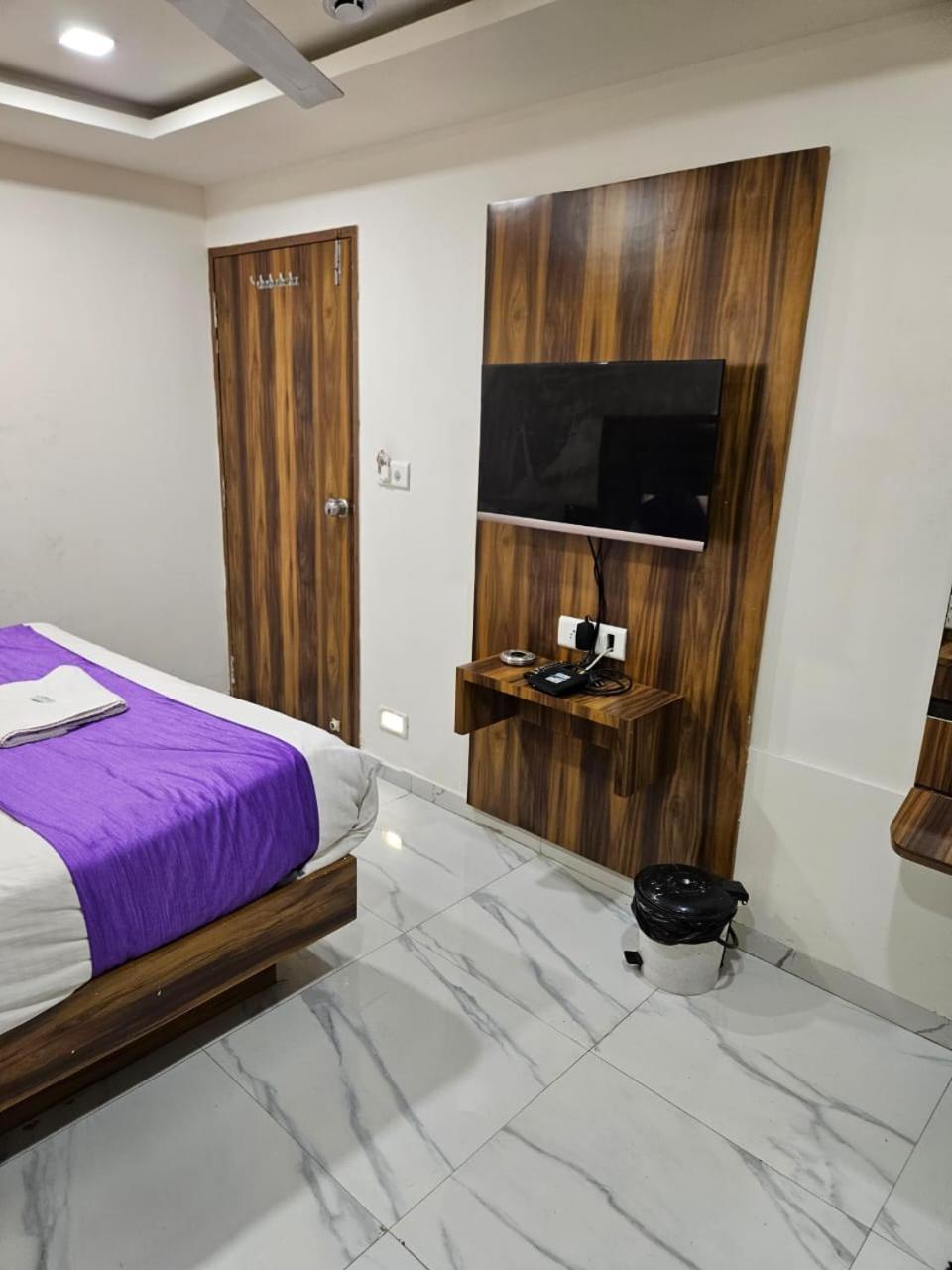 Hotel Ozone,อาเมดาบัด ภายนอก รูปภาพ
