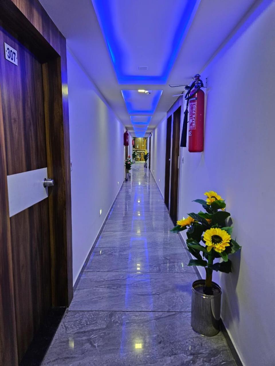 Hotel Ozone,อาเมดาบัด ภายนอก รูปภาพ