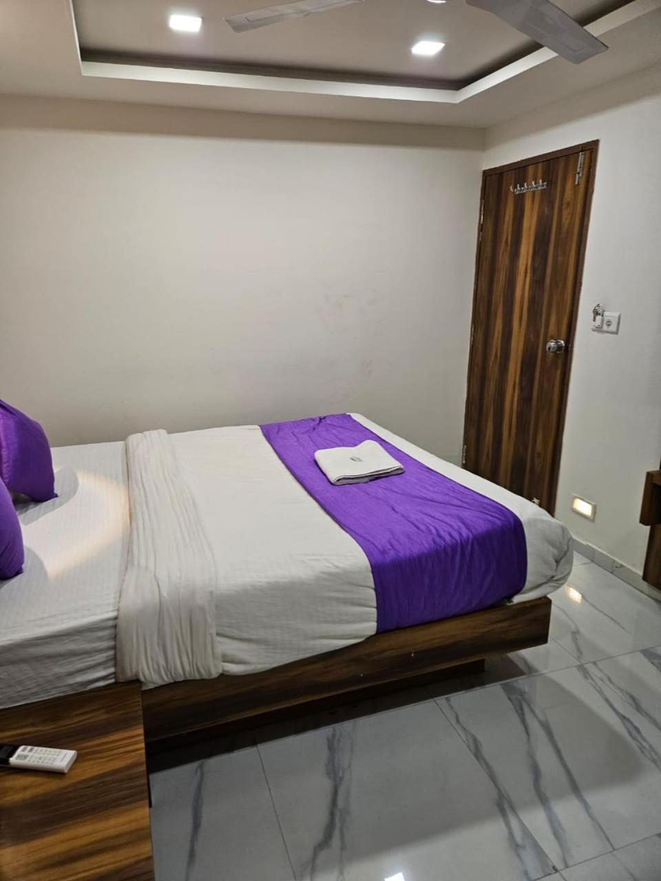 Hotel Ozone,อาเมดาบัด ภายนอก รูปภาพ
