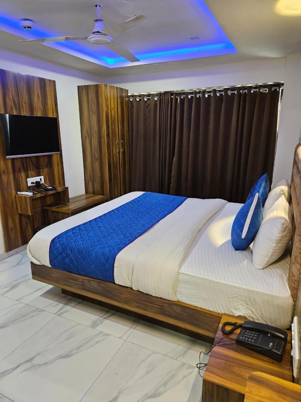 Hotel Ozone,อาเมดาบัด ภายนอก รูปภาพ